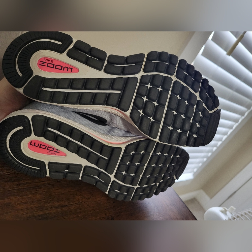 Nike Zoom Vomero 12 Women's Athletic Shoes in Gray and Pink. Like New! - Picture 7 of 7